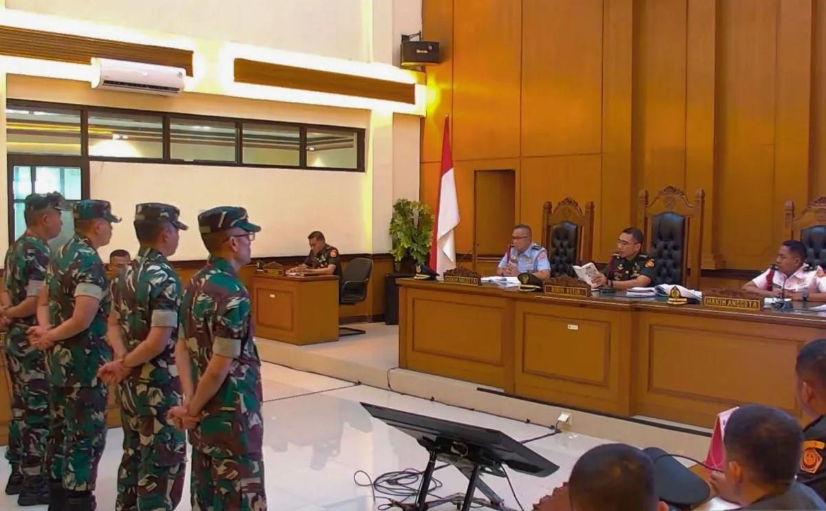 Empat personel TNI terdakwa kasus dugaan penyiraman air keras kepada Wakil Koordinatir KontraS Andrie Yunus dalam sidang pembacaan dakwaan di Pengadilan Militer II-08 Jakarta, Rabu 29 April 2026. ANTARA/Agatha Olivia Victoria <b>(Antara)</b>