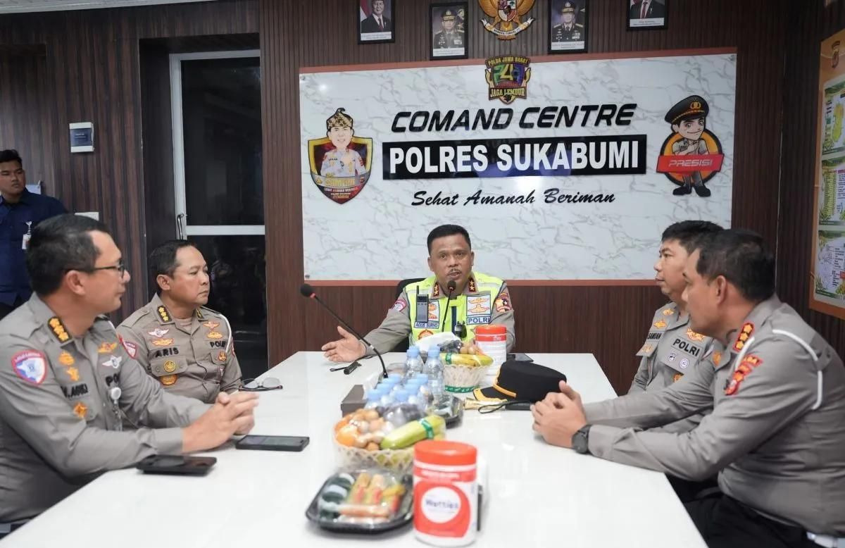 Kepala Korlantas (Kakorlantas) Polri Irjen Pol. Agus Suryonugroho (tengah) melaksanakan rapat koordinasi terkait pengawalan ribuan massa buruh May Day di wilayah Cibadak, Polres Sukabumi, Jawa Barat, Kamis (30/4/2026). ANTARA/HO-Korlantas Polri. <b>(Antara)</b>