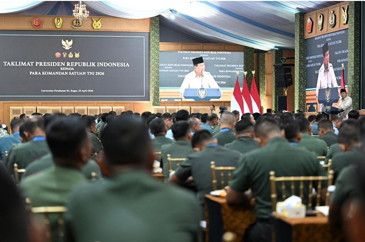 Presiden Prabowo Subianto memberikan taklimat kepada para Komandan Satuan TNI Tahun 2026 dalam sebuah acara yang digelar di Universitas Pertahanan, Kabupaten Bogor, Jawa Barat <b>(Setpres)</b>