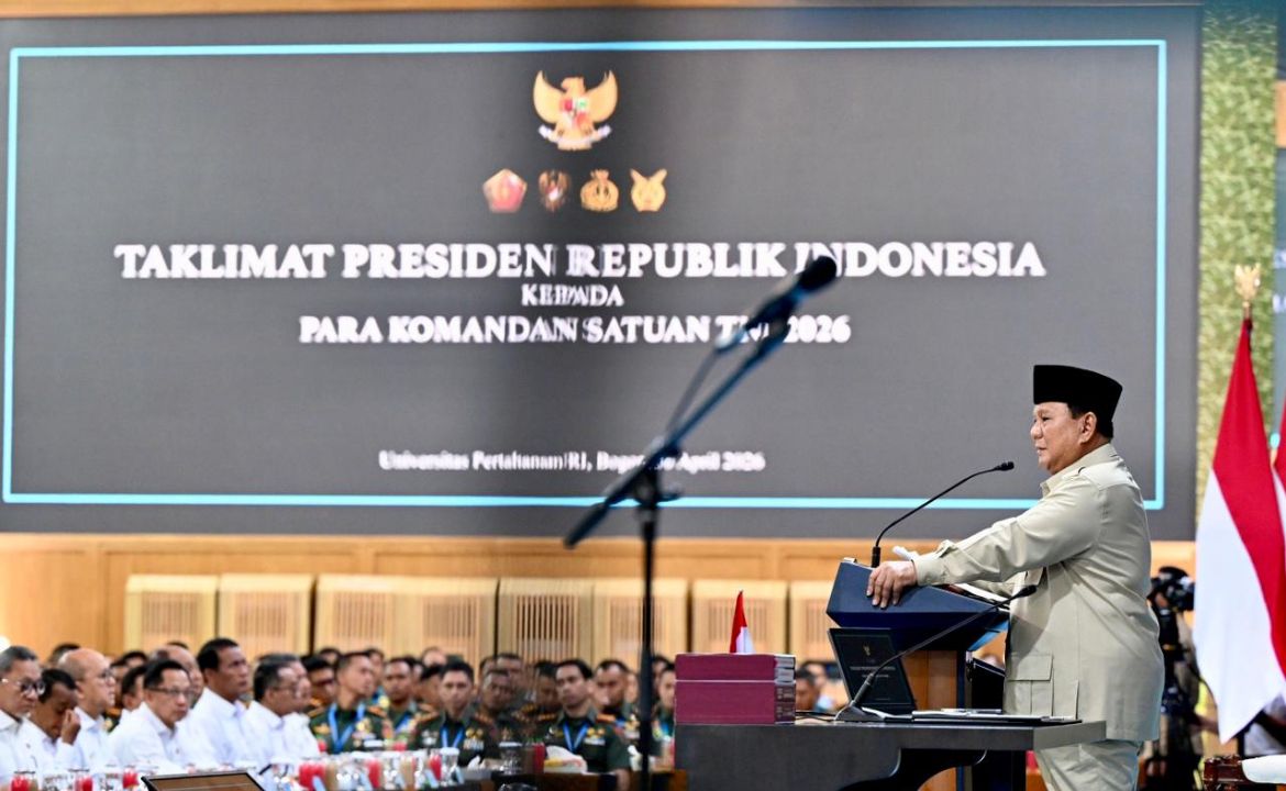 Presiden Prabowo Subianto memberikan taklimat kepada para Komandan Satuan TNI Tahun 2026 dalam sebuah acara yang digelar di Universitas Pertahanan, Kabupaten Bogor, Jawa Barat <b>(Setpres)</b>