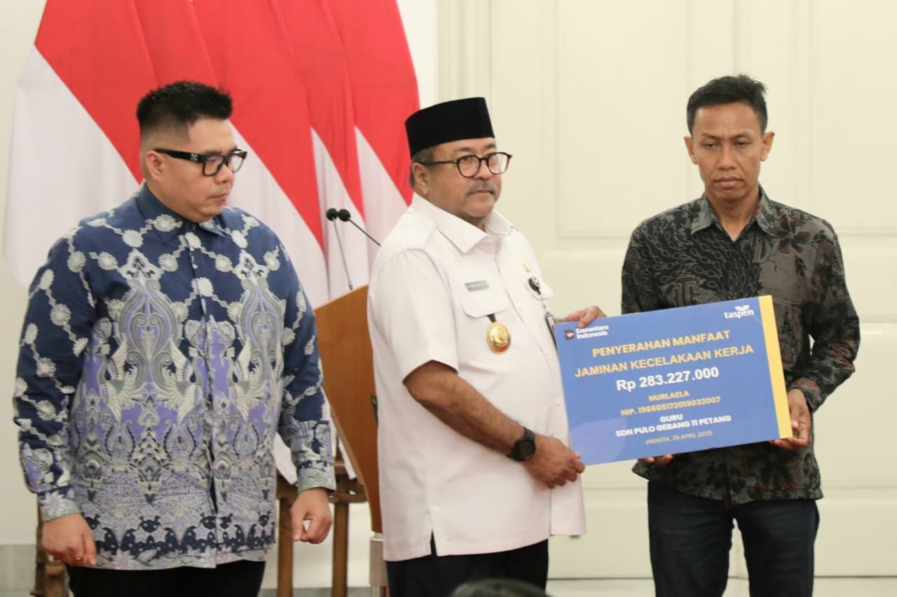 Rano serahkan Santunan Korban Kecelakaan Kereta di Bekasi <b>(Pemprov DKI)</b>