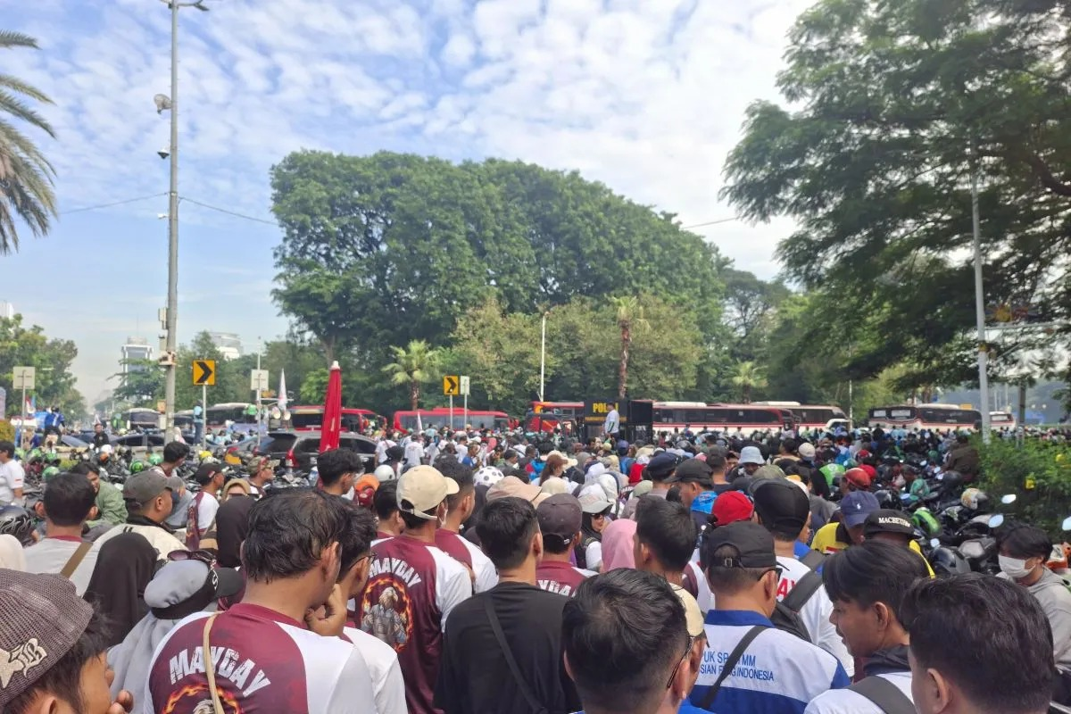 Ribuan massa buruh dari berbagai serikat pekerja telah memadati kawasan Monas, Jakarta Pusat, dalam rangka memperingati Hari Buruh Internasional atau May Day, Jumat (1/5/2026). ANTARA/Risky Syukur. <b>(Antara)</b>