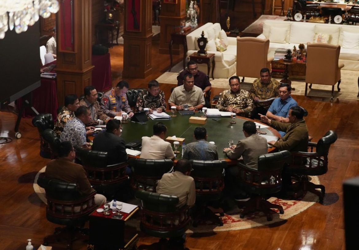 Presiden Prabowo Subianto mengadakan rapat terbatas bersama sejumlah pejabat Kabinet Merah Putih di kediamannya di Hambalang, Bogor, Jawa Barat, Sabtu, 32 Mei 2026 malam <b>(istimewa)</b>