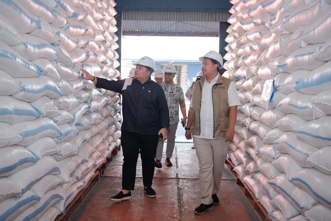 Anggota Komisi VI DPR RI, Kawendra Lukistian (Mas Kawe), meninjau langsung Gudang Bulog di Kabupaten Lumajang, Jawa Timur, untuk memastikan ketahanan pangan daerah per Senin, 4 Mei 2026. <b>(Istimewa)</b>