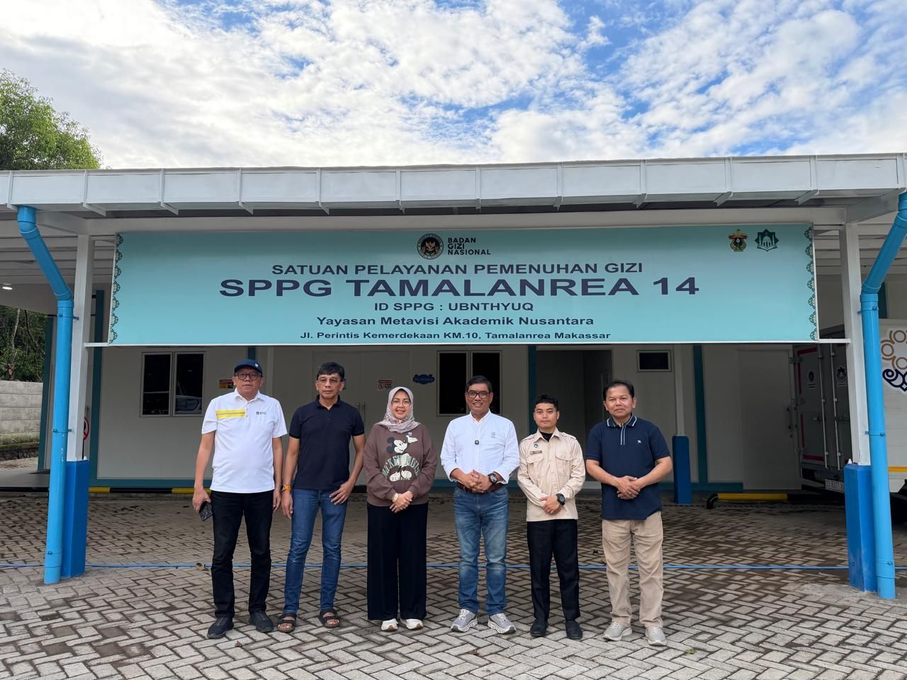 Ketua Umum DPP APPMBGI, Abdul Rivai Ras (tiga dari kanan) meninjau Dapur MBG Unhas, Minggu, 3 Mei 2026. <b>(APPMBGI)</b>
