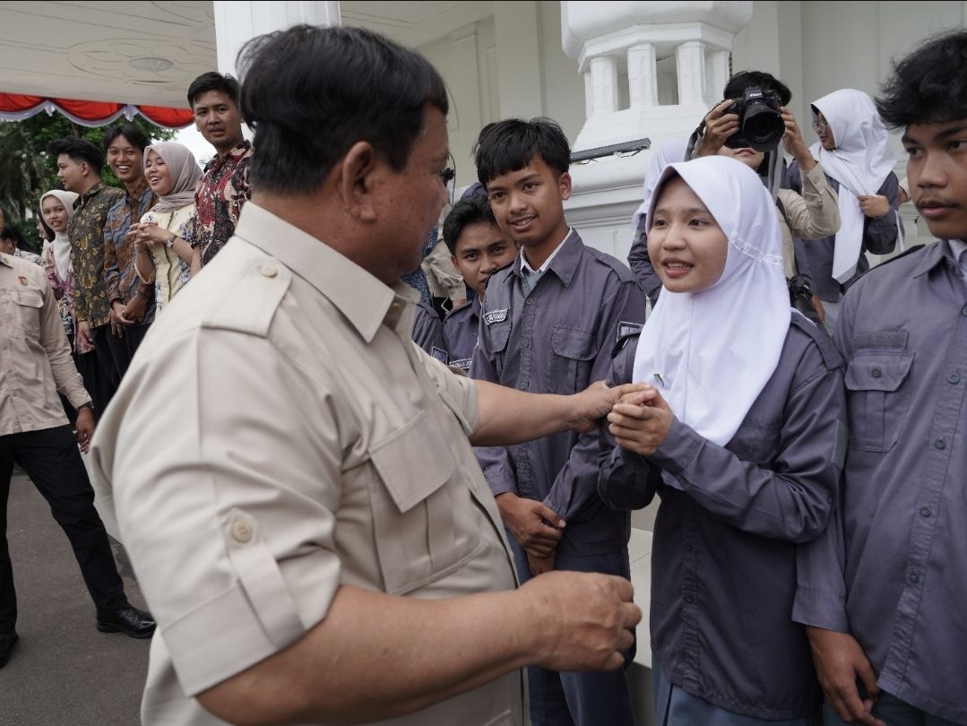Bagi Nabila dan ratusan pelajar lainnya, hari ini bukan sekadar kunjungan biasa. Menginjakkan kaki pertama kali di Istana dan berbincang langsung dengan Presiden adalah mimpi yang jadi nyata.  <b>(Bakom)</b>