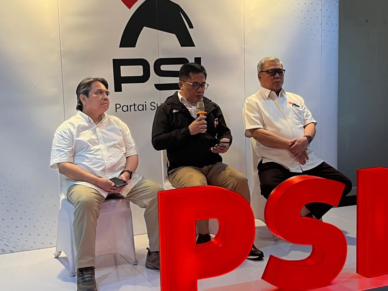 Ade Armando (kiri) saat konferensi pers di Kantor DPP PSI, Tanah Abang, Jakarta Pusat, Selasa, 5 Mei 2026. <b>(NTVNews.id/Adiansyah)</b>