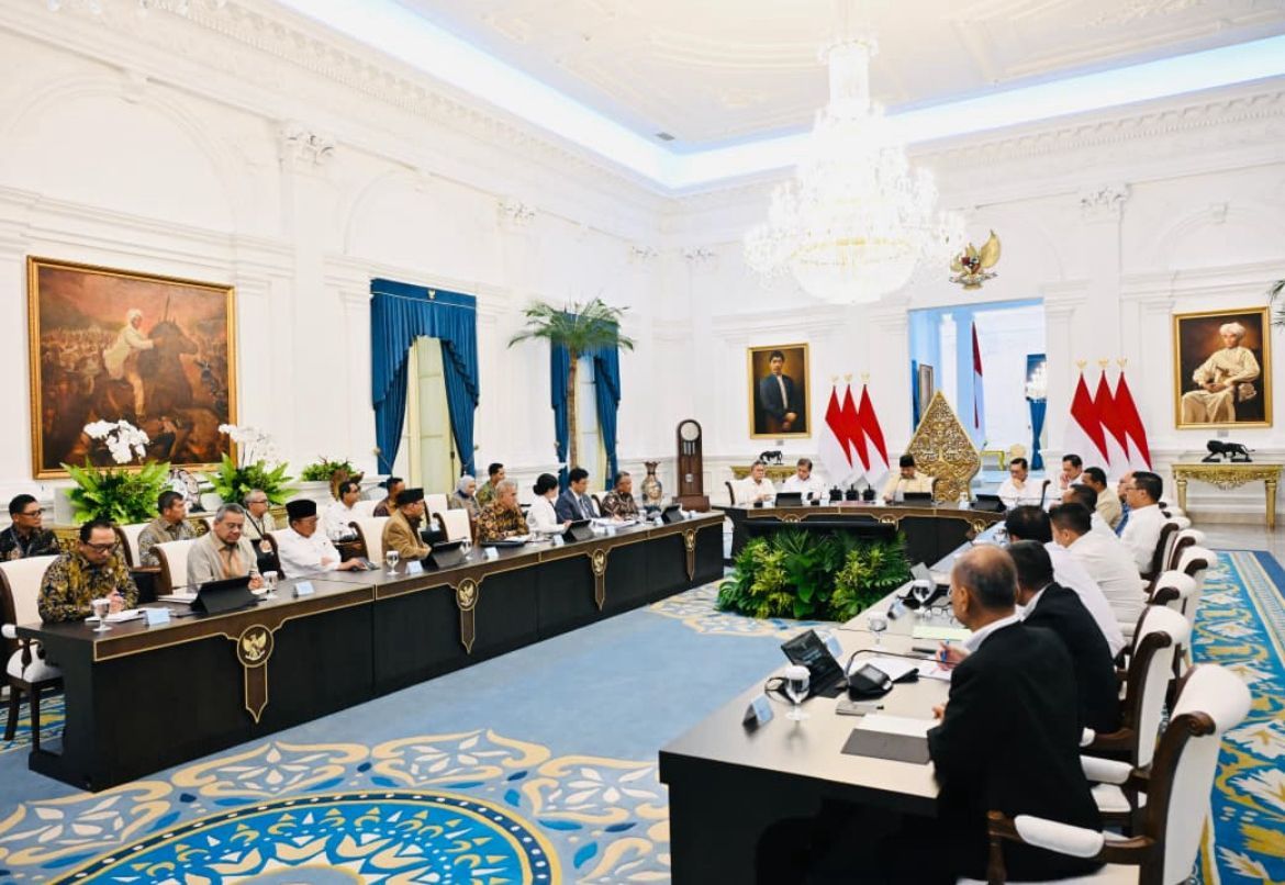 Prabowo Subianto menggelar rapat terbatas bersama sejumlah menteri Kabinet Merah Putih dan Komite Stabilitas Sistem Keuangan (KSSK) di Istana Merdeka, Jakarta, pada Selasa, 5 Mei 2026 <b>(Sekretariat Presiden)</b>