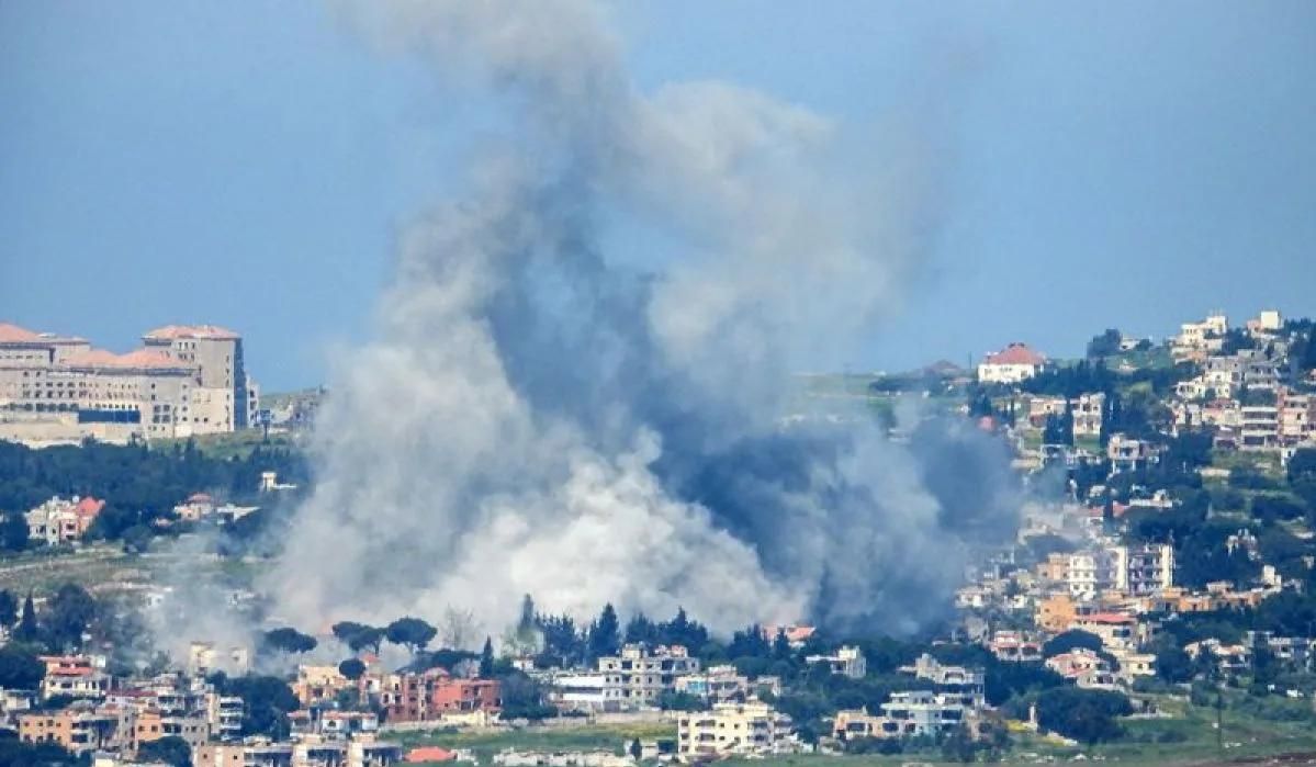 Asap mengepul dari kota Kafr Jouz di provinsi Nabatieh saat pasukan Israel menargetkan daerah tersebut, melanggar gencatan senjata di Lebanon selatan pada Sabtu 2 Mei 2026. /ANTARA/Ramiz Dallah - Anadolu Agency/pri. <b>(Antara)</b>