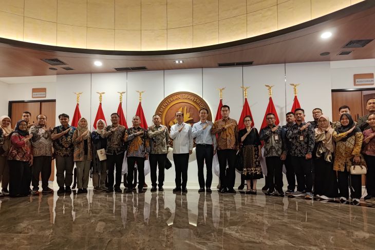Menteri Transmigrasi M Iftitah Sulaiman Suryanagara (tengah) memberangkatkan 36 peserta pelatihan pengembangan kawasan transmigrasi dan pengentasan kemiskinan ke China di Jakarta, Kamis (7/5/2026). (ANTARA/Aria Ananda) <b>(Antara)</b>