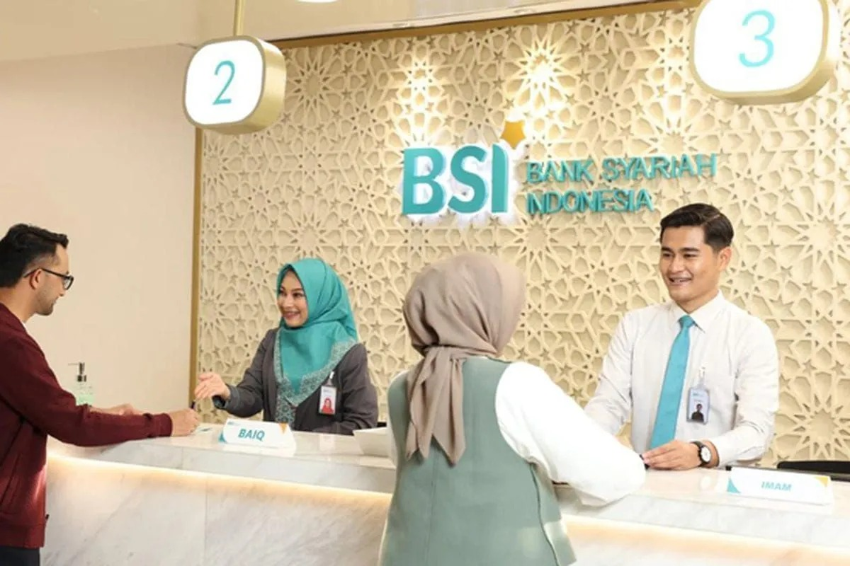 Ilustrasi - Petugas Bank Syariah Indonesia (BSI) memberi pelayanan kepada nasabah. (ANTARA/HO-BSI.) <b>(Antara)</b>
