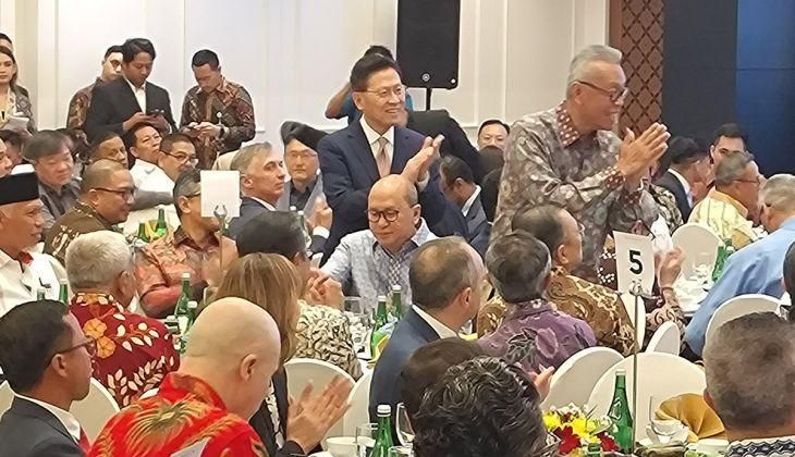 Menteri Investasi dan Hilirisasi Rosan Roeslani (tengah) dan Wakil Ketua Umum Koordinator Bidang Luar Negeri Kadin Indonesia James T. Riady (berdiri kiri) menghadiri acara  <b>(Antara)</b>
