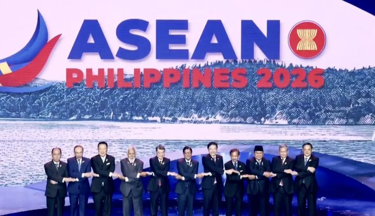 Presiden Prabowo Subianto (tiga kanan) berfoto bersama dengan pose khas &ldquo;ASEAN handshake&rdquo; saat upacara pembukaan KTT Ke-48 ASEAN dan Pertemuan Terkait di Mectan Expo, Cebu, Filipina, Jumat 8 Mei 2026. ANTARA/HO-BPMI Sekretariat Presiden. <b>(Antara)</b>