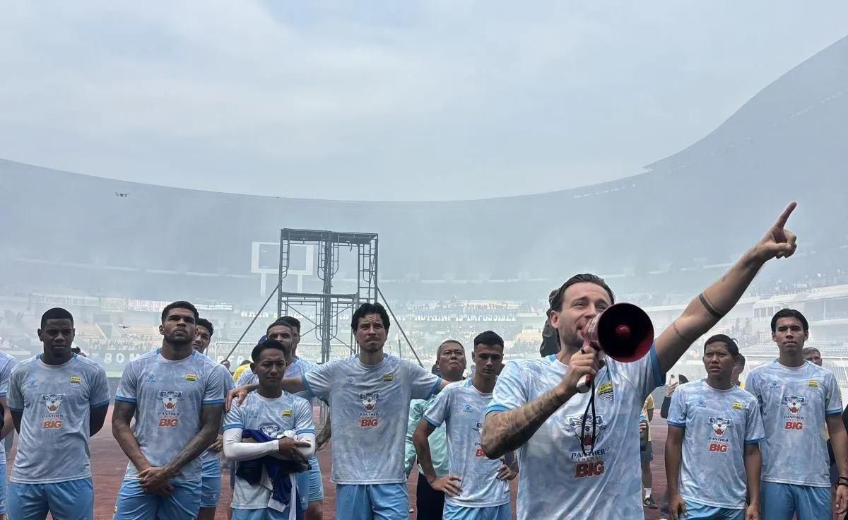 Kapten Persib Bandung Marc Klok saat berbicara kepada Bobotoh usai sesi latihan terakhir jelang pertandingan melawan Persija Jakarta di Stadion Gelora Bandung Lautan Api (GBLA), Kota Bandung, Jawa Barat, Kamis (7/5/2026). (ANTARA/Rubby Jovan <b>(Antara)</b>
