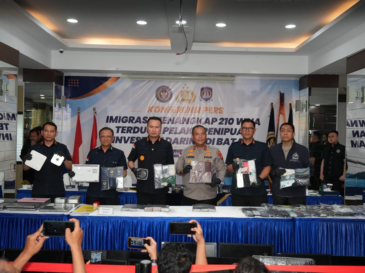 Sejumlah barang bukti penangkapan 210 WNA Terduga Pelaku Penipuan Investasi Daring di Batam  <b>(Imigrasi)</b>