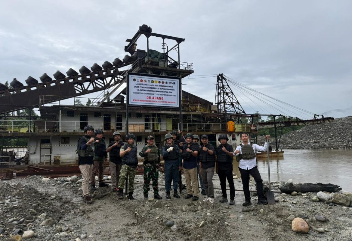 Satuan Tugas Penertiban Kawasan Hutan (Satgas PKH) Korwil Nabire melaksanakan penertiban aktivitas Penambangan Emas Tanpa Izin (PETI) di kawasan hutan wilayah Siriwo dan Uwapa, Kabupaten Nabire, Papua Tengah <b>(Puspen TNI)</b>