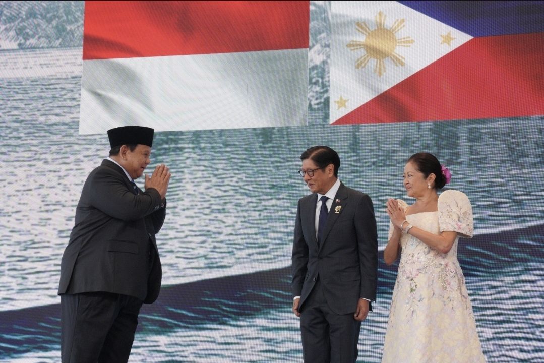 ?Momen hangat saat Presiden Prabowo Subianto disambut langsung oleh Presiden Filipina Ferdinand Marcos Jr. dan Ibu Negara di pembukaan KTT ke-48 ASEAN, Cebu.  <b>(Bakom)</b>