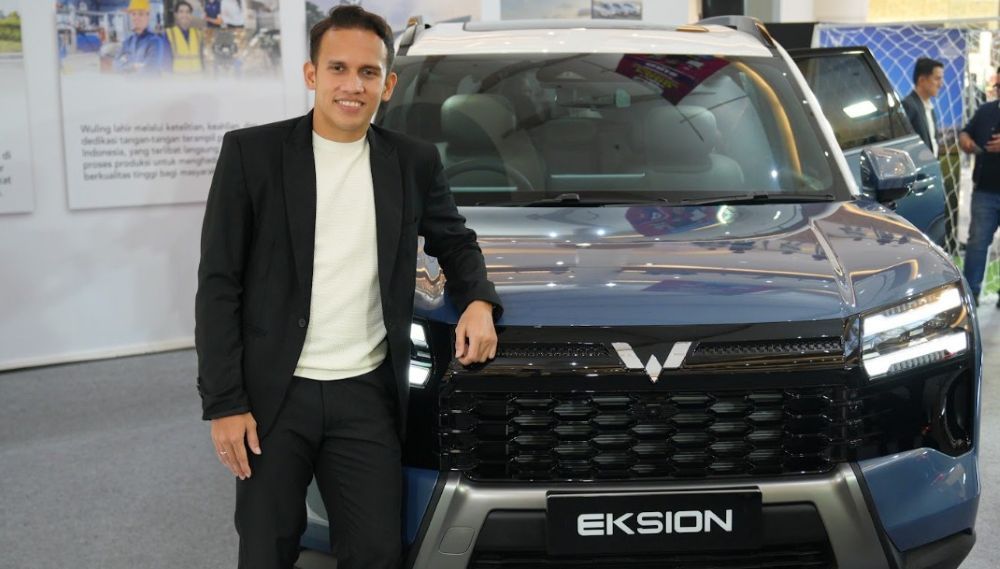 Egy Maulana Vikri memilih varian Wuling Eksion varian Plug-in Hybrid (PHEV) karena dinilai menawarkan kenyamanan sekaligus efisiensi untuk mobilitas harian. (Foto: Dok/Istimewa)