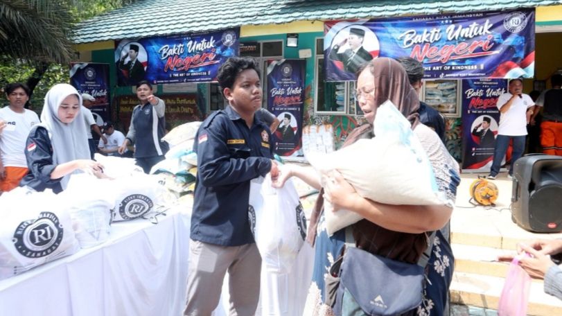 Rizky Irmansyah bagikan 2 ribu paket sembako di RPTRA Harapan Mulya Kemayoran <b>(Dokumentasi)</b>