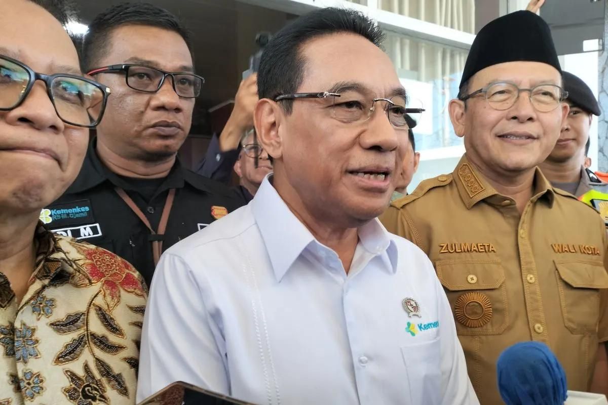 Wakil Menteri Kesehatan (Wamenkes) RI Benjamin Paulus Octavianus saat diwawancarai di Padang, Selasa 12 Mei 2026. ANTARA/Muhammad Zulfikar <b>(Antara)</b>