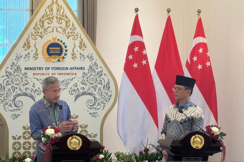 Menteri Luar Negeri RI Sugiono (kanan) dan Menteri Luar Negeri Singapura Vivian Balakrishnan (kiri) memberikan pernyataan pers bersama Indonesia dan Singapura di Jakarta, Selasa (12/5/2026).  <b>(ANTARA/Cindy Frishanti)</b>