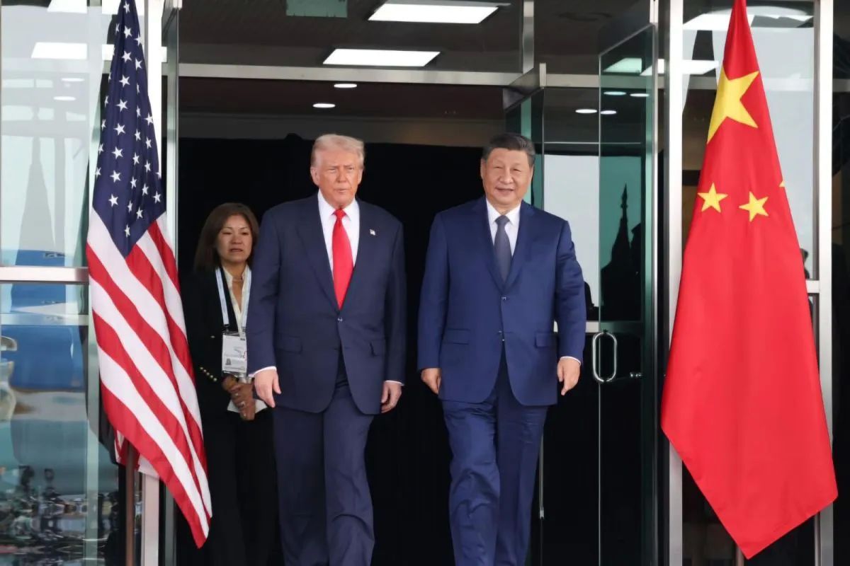 Arsip - Presiden China Xi Jinping (kanan) bertemu Presiden Amerika Serikat Donald Trump di Busan, Korea Selatan 30 Oktober 2025.(ANTARA/HO-Xinhua/Huang Jingwen) <b>(Antara)</b>