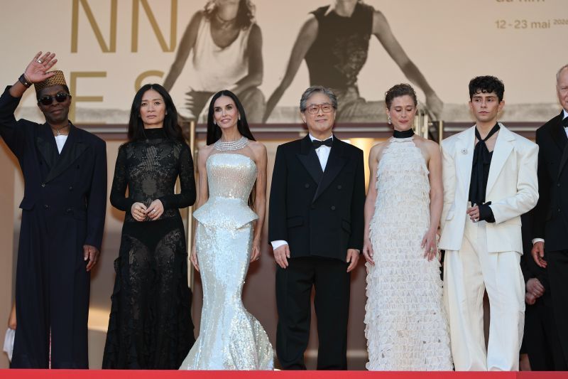 Para anggota juri tiba di karpet merah untuk upacara pembukaan edisi ke-79 Festival Film Cannes di Cannes, Prancis, 12 Mei 2026. (Xinhua/Wu Huiwo) <b>(Antara)</b>