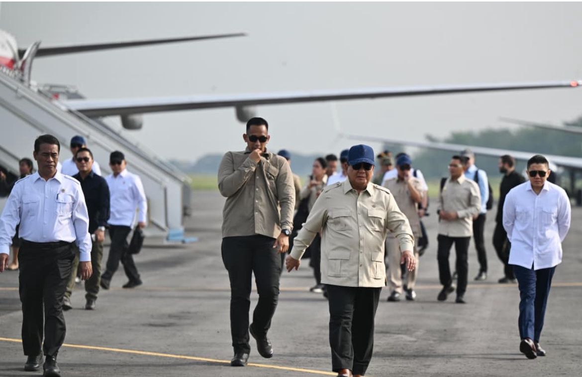Presiden Prabowo Subianto tiba di Pangkalan TNI AU Iswahjudi, Kabupaten Magetan, Jawa Timur, pada Sabtu, 16 Mei 2026, sekitar pukul 08.00 WIB, dalam rangka kunjungan kerja. <b>(Sekretariat Presiden)</b>