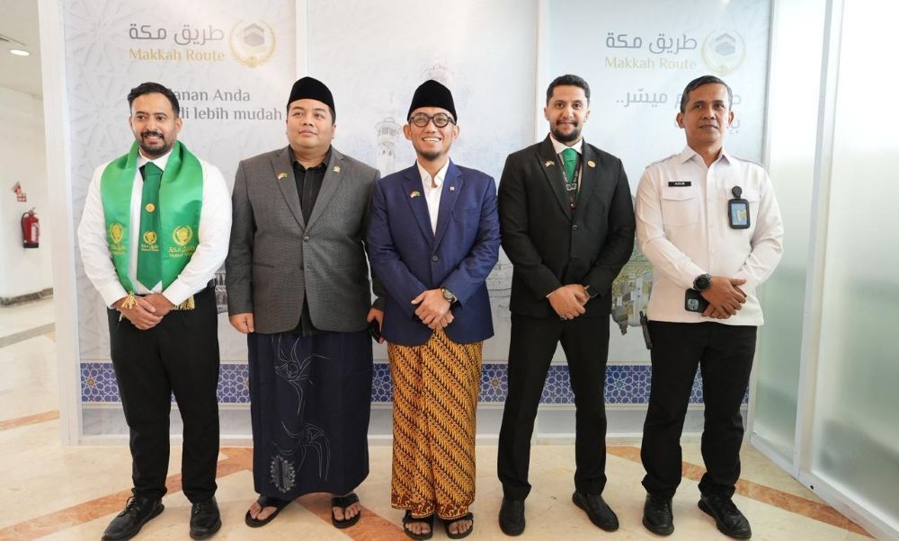 Anggota Komisi VI DPR RI Dapil Jember-Lumajang, Kawendra Lukistian atau yang akrab disapa Mas Kawe bersama Wakil Menteri Haji dan Umrah Dahnil Anzar Simanjuntak melepas keberangkatan jamaah haji asal Jember, Jawa Timur, dari Bandara Juanda Surabaya pada Jumat (15/5/26). (Foto: Dok/Istimewa) 