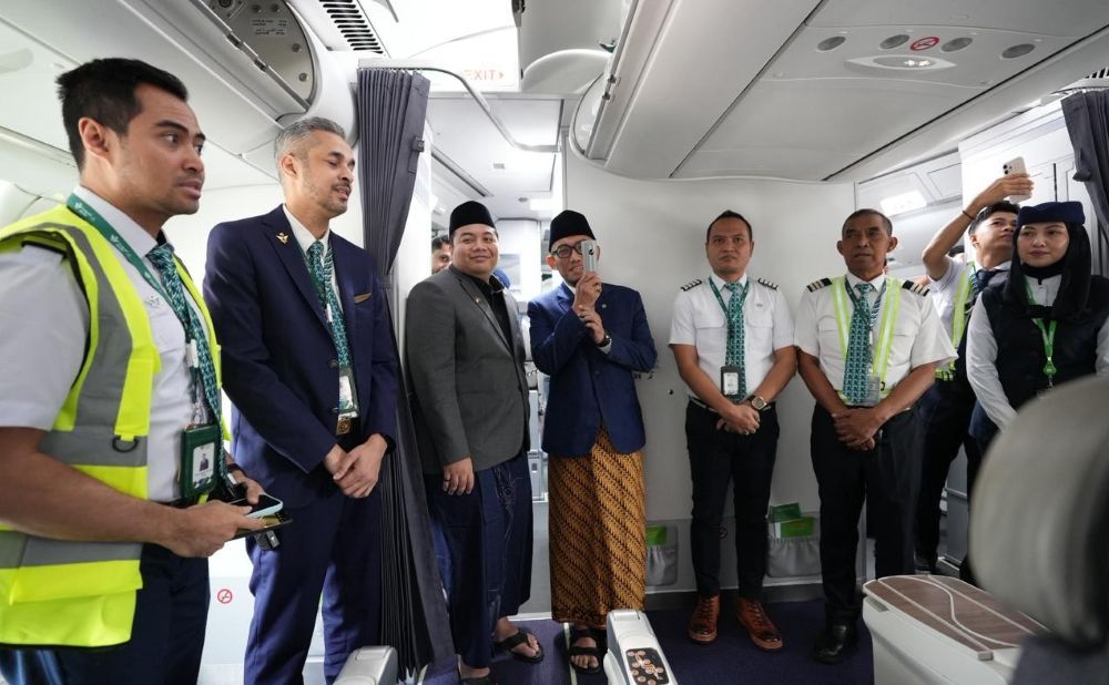 Anggota Komisi VI DPR RI Dapil Jember-Lumajang, Kawendra Lukistian atau yang akrab disapa Mas Kawe bersama Wakil Menteri Haji dan Umrah Dahnil Anzar Simanjuntak melepas keberangkatan jamaah haji asal Jember, Jawa Timur, dari Bandara Juanda Surabaya pada Jumat (15/5/26). (Foto: Dok/Istimewa) 
