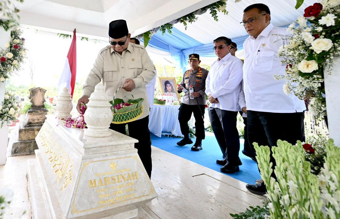 Momen Prabowo Berziarah ke Makam Marsinah <b>(Sekretariat Presiden)</b>