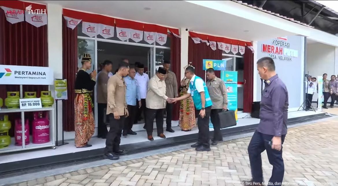 Presiden RI Prabowo Subianto meninjau gerai Koperasi Desa Merah Putih (KDMP) di Desa Nganjuk <b>(Istimewa)</b>