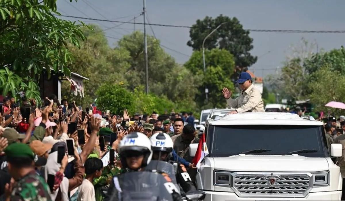 Presiden Prabowo Subianto (kanan) menyapa masyarakat dari atap mobil kepresidenan Maung Garuda saat tiba di lokasi acara peluncuran 1.061 gerai Koperasi Desa/Kelurahan Merah Putih (KDKMP) di Kabupaten Nganjuk, Jawa Timur, Sabtu 16 Mei 2026. ANTARA/HO <b>(Antara)</b>