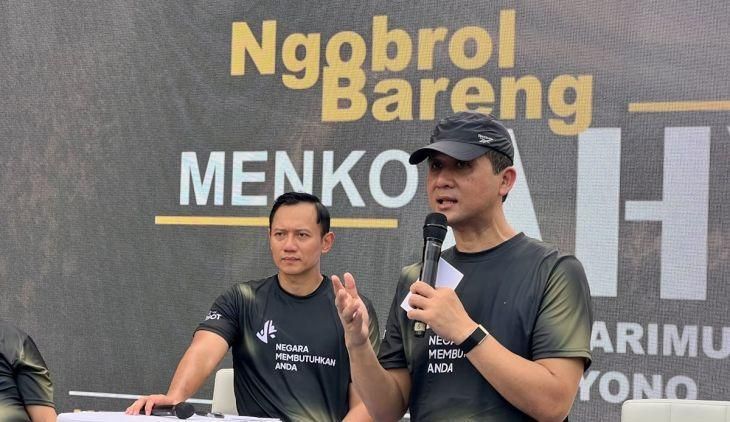 Menteri Koordinator Bidang Infrastruktur dan Pembangunan Kewilayahan Agus Harimurti Yudhoyono (kiri), Menteri Transmigrasi Muhammad Iftitah Sulaiman Suryanagara (kanan) dalam kegiatan Patriot Move 2026 yang dirangkaikan dengan lari bersama peserta Ekspedisi Patriot pada momentum Car Free Day di Bundaran HI Jakarta, Minggu 17 Mei 2026. ANTARA/Harianto <b>(Antara)</b>