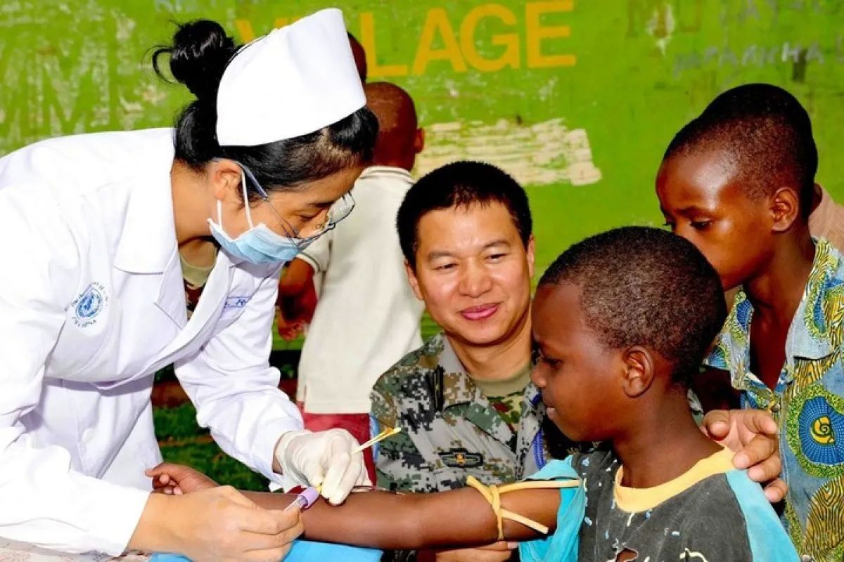 Foto arsip ini, yang diambil pada 11 Oktober 2009, menunjukkan petugas medis militer memeriksa pasien di Bukavu, ibu kota Provinsi Sud-Kivu, Republik Demokratik Kongo (DRC). ANTARA Xinhua/He Changzhen <b>(Antara)</b>