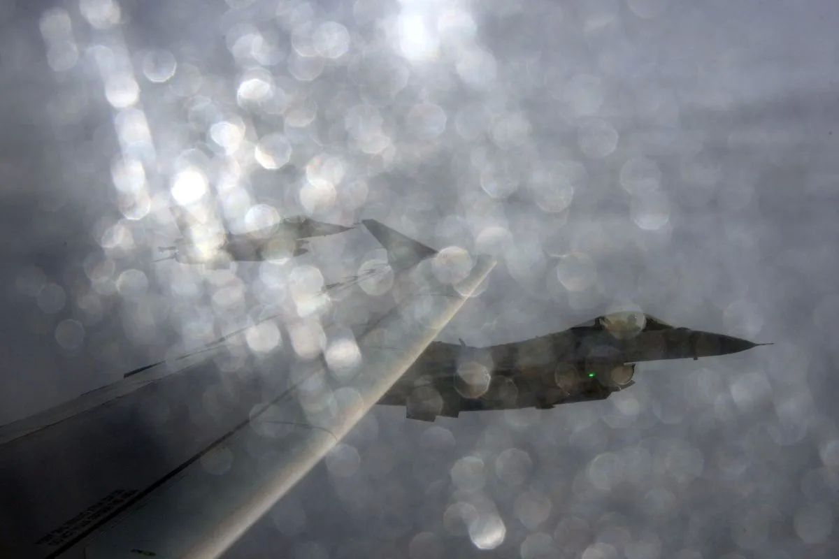 Ilustrasi - Jet tempur Angkatan Udara Inggris Typhoon Eurofighter mendemonstrasikan pencegatan pesawat angkatan udara Belgia saat mereka terbang di atas Inggris, Selasa 14 Januari 2020, sebagai bagian dari latihan NATO untuk menghalangi pesawat Rusia <b>(Antara)</b>