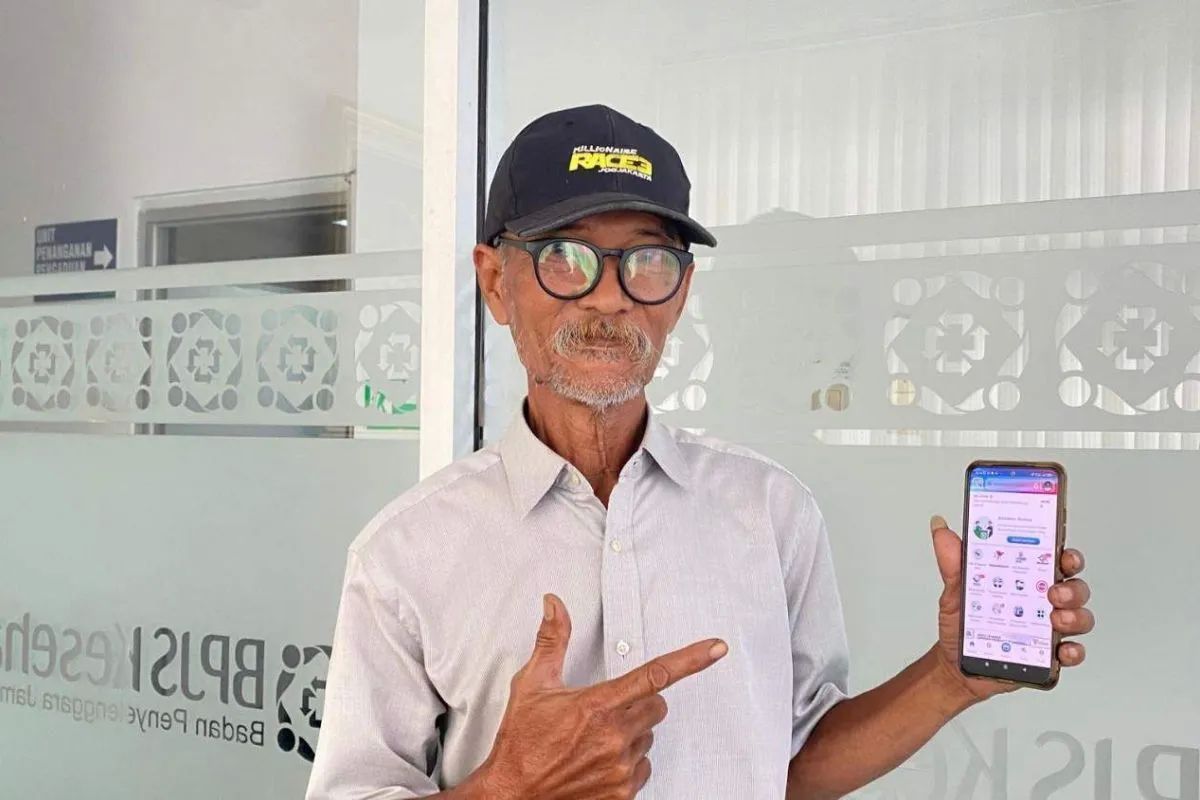 Dian Patriawan, seorang peserta JKN segmen Penerima Pensiun Swasta asal Kecamatan Kalipuro, Kabupaten Banyuwangi menunjukkan aplikasi Mobile JKN. ANTARA/HO-BPJS Kesehatan <b>(Antara)</b>