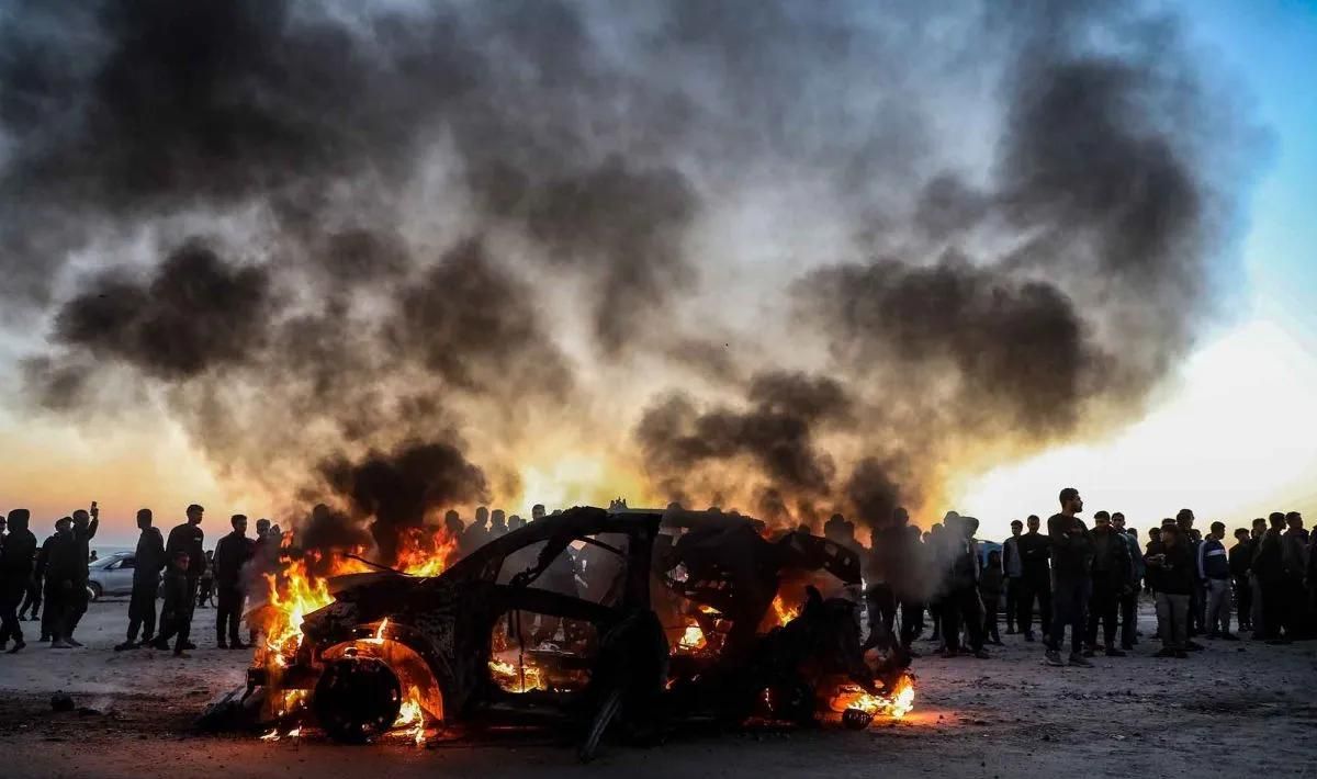 Arsip foto - Sebuah kendaraan terbakar setelah terkena serangan udara Israel yang menewaskan seorang jurnalis Al Jazeera, di Kota Gaza, Palestina, Rabu (8/4/2026) waktu setempat. ANTARA FOTO/Xinhua/Rizek Abdeljawad/nym. <b>(Antara)</b>