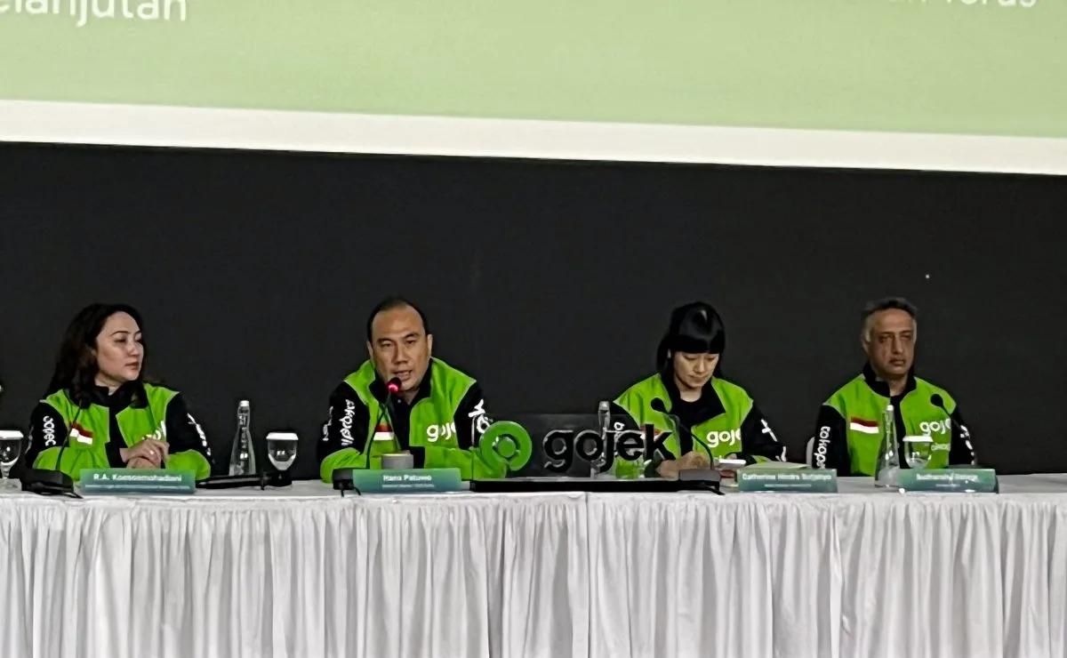 (Dua dari kiri) Direktur Utama/CEO PT GoTo Gojek Tokopedia Tbk (GOTO) Hans Patuwo memberikan keterangan dalam jumpa pers di Jakarta, Selasa 19 Maret 2026. (ANTARA/Arnidhya Nur Zhafira) <b>(Antara)</b>