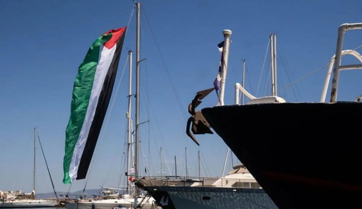 Arsip foto - Para aktivis menyiapkan bendera Palestina berukuran besar di atas sebuah perahu saat peserta Global Sumud Flotilla bersiap berlayar menuju Gaza di Syros, Yunani, Selasa 28 Mei 2026. ANTARA/Anadolu Agency/Tamara Davison/pri. <b>(Antara)</b>
