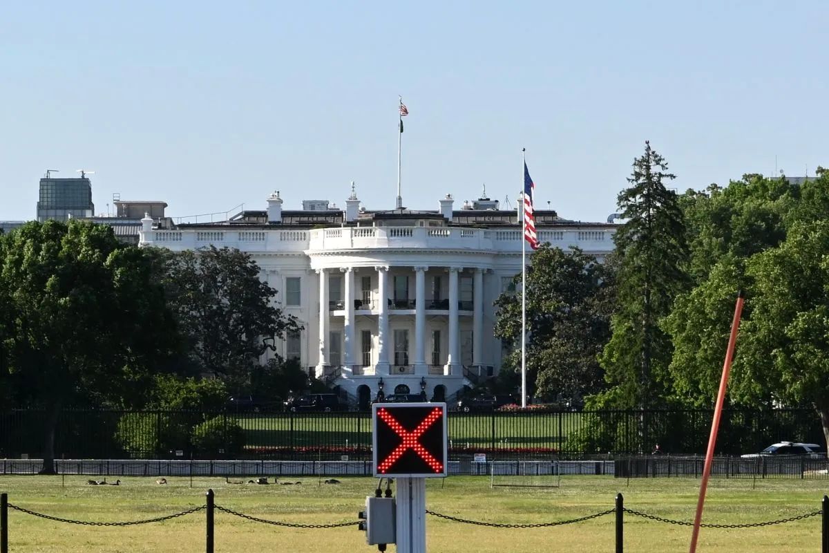 Foto yang diambil pada 7 Mei 2026 ini memperlihatkan Gedung Putih di belakang lampu lalu lintas di Washington, D.C., Amerika Serikat. (ANTARA/Xinhua/Li Rui.) <b>(Antara)</b>