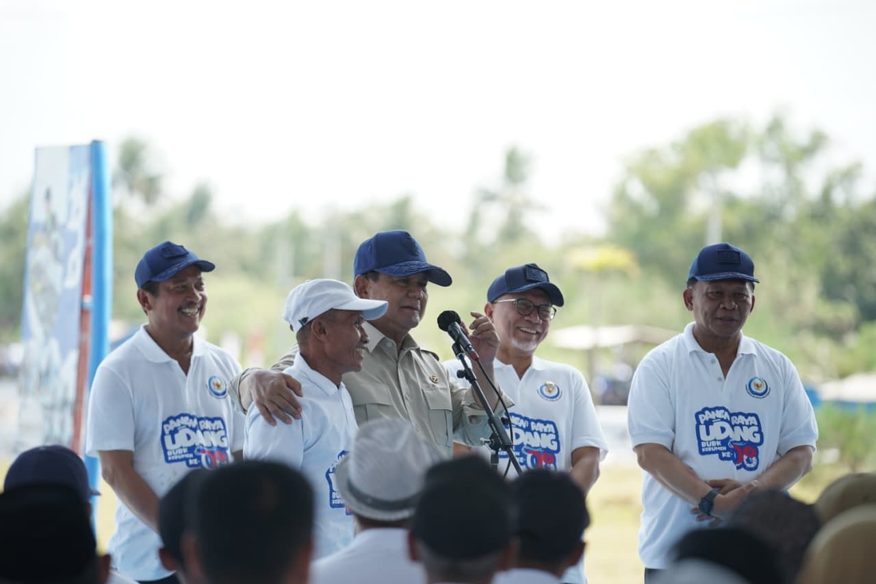 Presiden Prabowo Subianto saat panen raya udang di Kebumen, Jawa Tengah. 