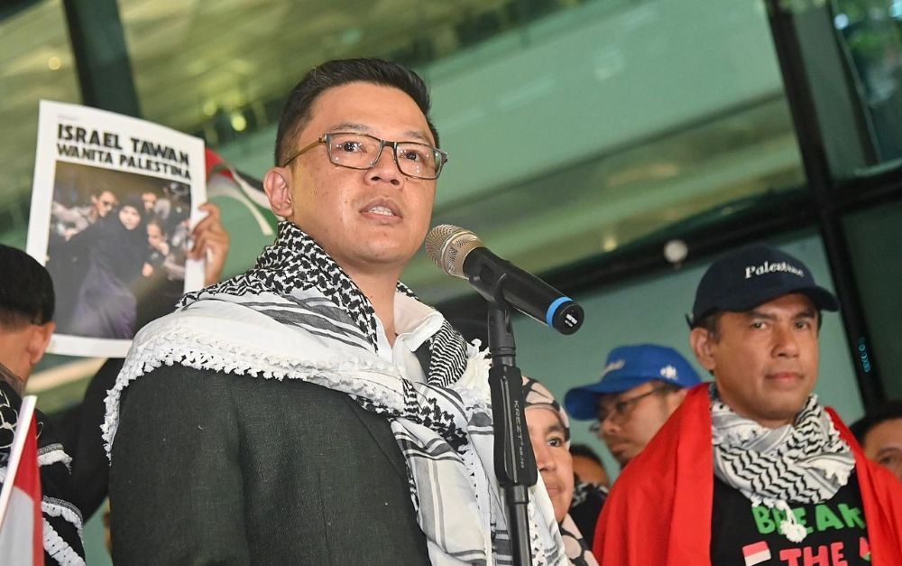 Menteri Luar Negeri (Menlu) Sugiono menyambut kedatangan sembilan warga negara Indonesia (WNI) relawan Global Sumud Flotilla (GSF) 2.0 yang sebelumnya mengalami penangkapan dan penahanan oleh otoritas Israel. (Foto: Dok/Istimewa/Bakom RI) 