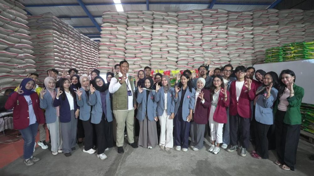 Direktur Utama Perum BULOG Letnan Jenderal TNI (Purn.) Dr. Ahmad Rizal Ramdhani, S.Sos., S.H., M.Han., foto bersama dengan para mahasiswa dalam kegiatan Focus Group Discussion (Foto: Dok/Istimewa) 