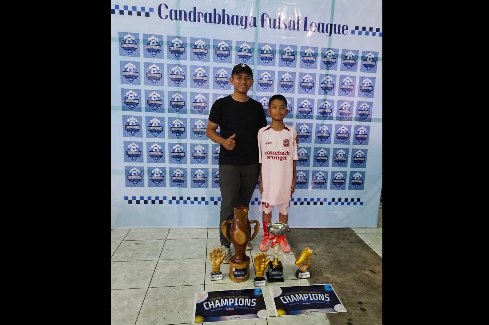 Salah seorang pemain SF Barret, Azka Rallino Vidy, bersama orang tuanya, Andry.