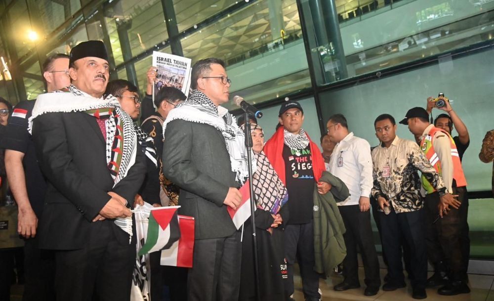 Menteri Luar Negeri (Menlu) Sugiono menyambut kedatangan sembilan warga negara Indonesia (WNI) relawan Global Sumud Flotilla (GSF) 2.0 yang sebelumnya mengalami penangkapan dan penahanan oleh otoritas Israel. (Foto: Dok/Istimewa/Bakom RI) 