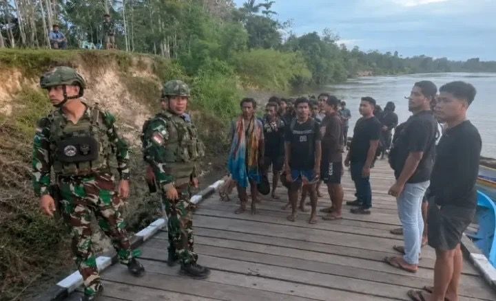 Koops TNI Habema Evakuasi 44 Pendulang Emas dari Gangguan OPM di Pegunungan Bintang <b>(Puspen TNI)</b>