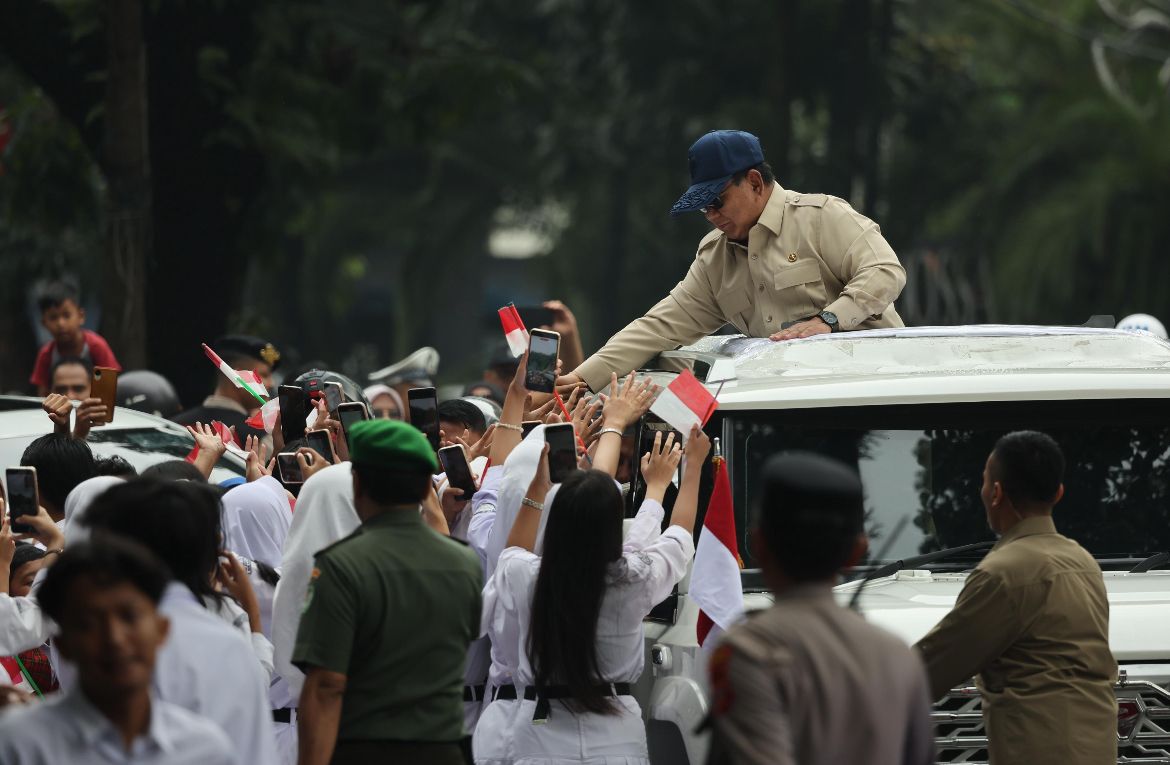 Momen Hujan Tak Surutkan Antusiasme Warga Sambut Prabowo di Bandung <b>(Istimewa)</b>