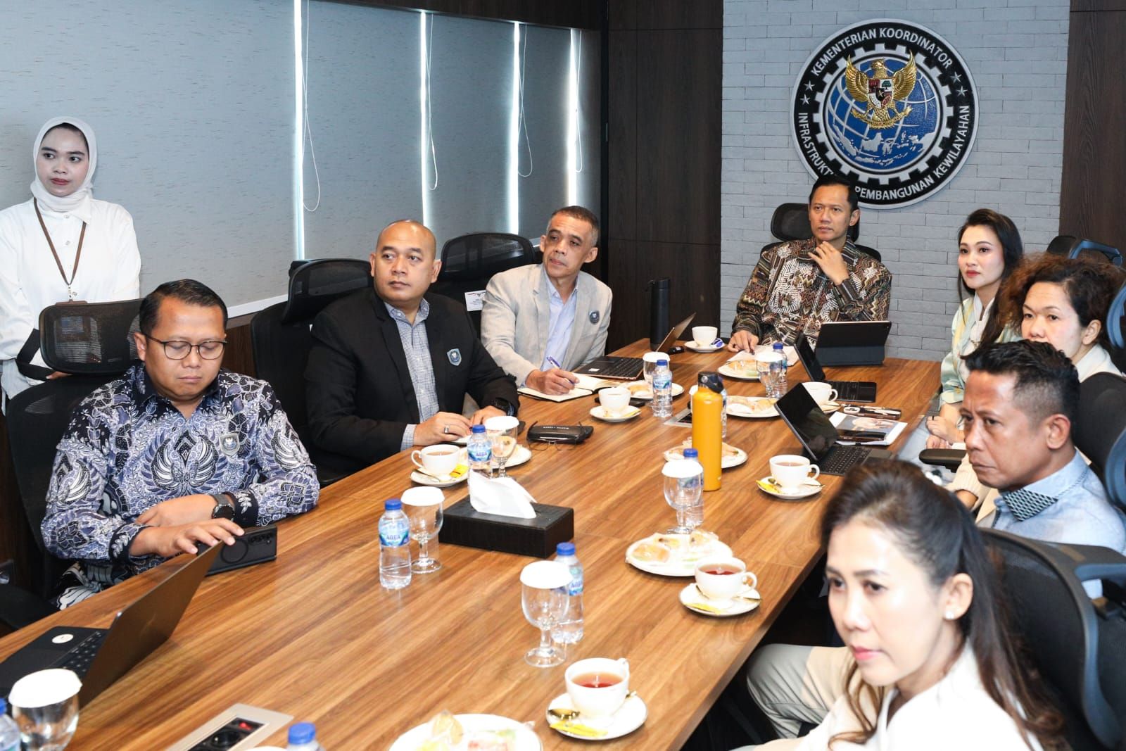 Menteri Koordinator Bidang Infrastruktur dan Pembangunan Kewilayahan Agus Harimurti Yudhoyono (AHY) menerima Gubernur Maluku Utara Sherly Tjoanda.  <b>(Dok. Kemenko Infra)</b>