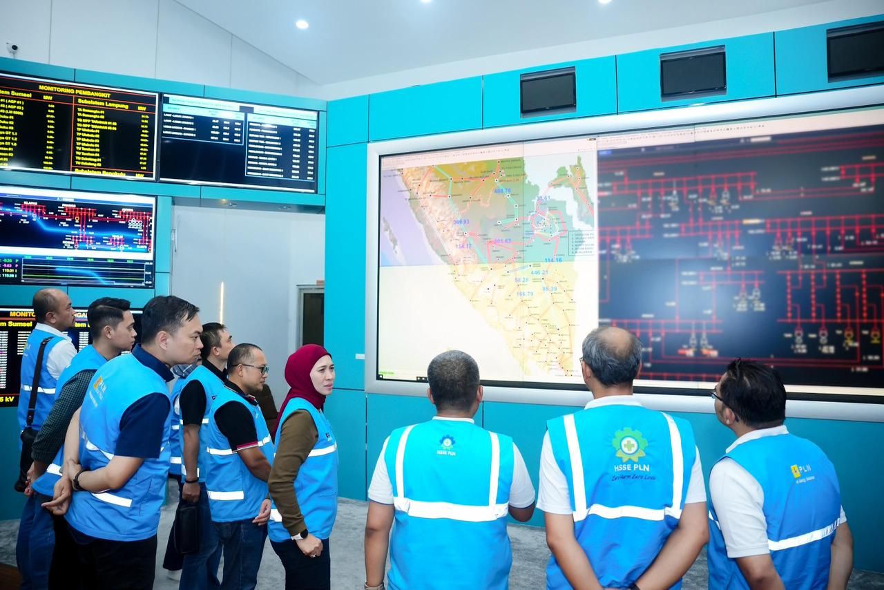 Direktur Distribusi PLN, Arsyadany Akmala Putri (keempat dari kanan), saat memimpin langsung koordinasi pemulihan sistem guna memantau setiap tahapan berjalan terukur dan aman di UP2B Sumbagsel, Palembang, Sumatera Selatan pada Minggu (24/5). <b>(PLN)</b>